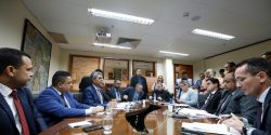 deputados-aprovam-reajuste-salarial-de-mais-de-20%-para-servidores-publicos-do-acre