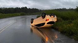 motorista-perde-o-controle-da-direcao-e-carro-capota-na-br-354,-em-formiga