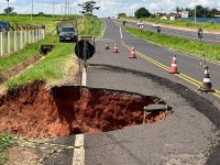 cratera-aberta-pela-chuva-interdita-parte-da-marginal-de-rodovia-em-guapiacu