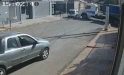 video:-carreta-perde-freio-em-ladeira,-fica-desgovernada-e-‘afunda’-carro-em-portao-de-garagem-em-mg