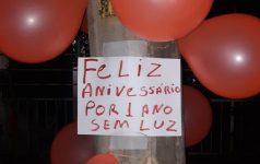 falta-de-iluminacao-em-rua-completa-1-ano-e-tem-‘festa-de-aniversario’-como-protesto-em-ourinhos