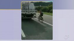 ciclista-e-flagrado-‘pegando-carona’-na-traseira-de-caminhao;-video