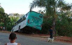 video:-onibus-desce-rua-e-fica-dependurado-em-barranco-em-juiz-de-fora