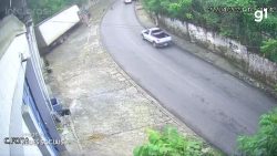 video:-camera-de-vigilancia-flagra-caminhao-desgovernado-que-atropelou-idoso-apos-invadir-galpao-e-atingir-cinco-carros