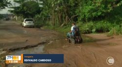 escola-fica-isolada-e-cadeirante-tem-que-passar-por-poca-de-lama-devido-a-buracos-em-rua-na-zona-sul-de-teresina