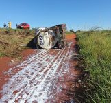 carreta-carregada-com-mais-de-30-mil-litros-de-leite-tomba-na-mgc-452,-em-uberlandia