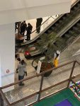 video:-homem-assassinado-em-shopping-da-taquara-fica-encurralado-em-escada-rolante