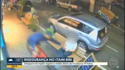 video:-ladrao-arranca-celular-de-homem-sentado-em-banco-de-calcada-no-itaim,-na-zona-sul-de-sp