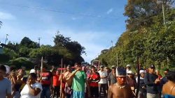 grupo-bloqueia-br-174-em-protesto-contra-reintegracao-em-manaus