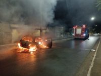 carro-com-4-pessoas-pega-fogo-apos-motorista-com-sinais-de-embriaguez-bater-de-frente-em-poste-em-formiga