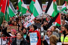 um-ano-de-guerra-de-gaza-leva-milhares-de-manifestantes-pro-palestinos-as-ruas-no-mundo