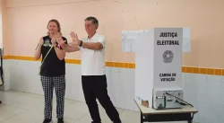 eleicoes-2024:-topazio-neto-(psd)-vota-em-escola-de-florianopolis