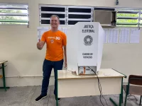 eleicoes-2024:-odair-tramontin-(novo)-vota-em-escola-de-blumenau