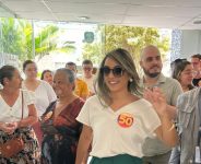 michelle-santos,-candidata-a-prefeitura-de-caruaru,-vota-na-secretaria-da-fazenda