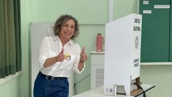 eleicoes-2024:-ana-paula-lima-(pt)-vota-em-escola-de-blumenau