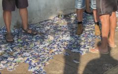 santinhos-formam-tapete-em-ruas-e-calcadas-de-goias;-video