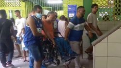 video:-cadeirante-precisa-de-ajuda-de-amigos-para-subir-tres-lances-de-escadas-e-votar-na-bahia