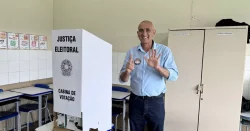 eleicoes-2024:-jose-paulo-ferrarezi-(mdb)-registra-seu-voto-em-escola-de-criciuma