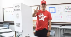 eleicoes-2024:-arlindo-rocha-(pt)-registra-seu-voto-em-colegio-de-criciuma