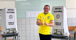 eleicoes-2024:-julio-kaminski-(pp)-registra-seu-voto-em-escola-de-criciuma