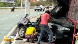 duas-pessoas-morrem-em-acidente-entre-carro-e-moto-na-leste-oeste,-em-maceio;-homens-sao-flagrados-depenando-o-veiculo