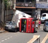 caminhao-transportando-carne-de-porco-tomba-em-cima-de-carro-em-volta-redonda